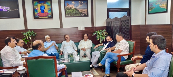 जम्मू ज़िले के भाजपा विधायकों ने संभागीय आयुक्त, जम्मू उपायुक्त और जम्मू नगर निगम आयुक्त से मुलाकात की