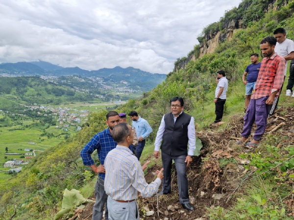 देवता गांव का निरीक्षण करते डीएम।