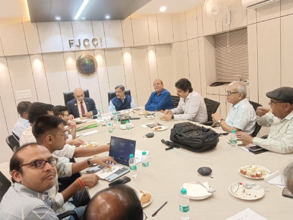 बैठक में शामिल चैंबर कॉमर्स के अधिकारी पदाधिकारी