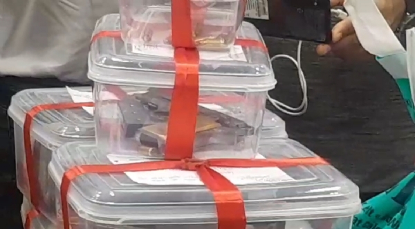 बरामद हथियार और जानकारी देते पुलिस अधीक्षक पीयूष पांडेय