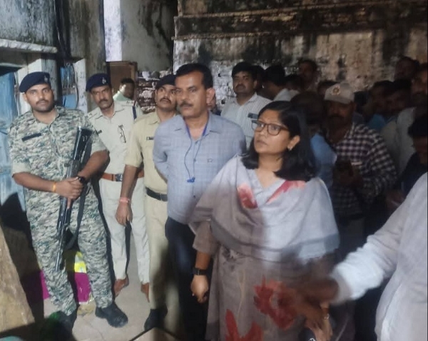 कलेक्टर मदद के लिये मौके पर पहुँचीं