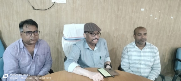 पत्रकारों से बात करते सिविल सर्जन डा. अनिल श्रीवास्तव