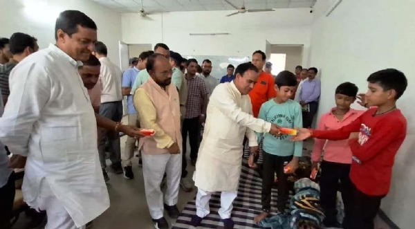 थरालीः राहत शिविर में बच्चों से हालचाल पूछते सांसद अनिल बलूनी व प्रभारी मंत्री डा धनसिंह रावत।