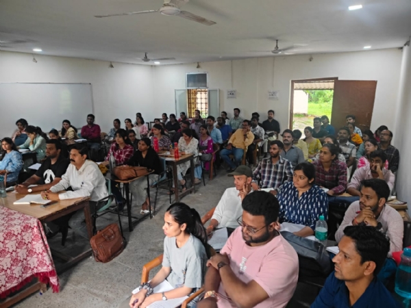 सौगात: एफएम102.5 मेगाहट्र्ज़ पर गूंजेगा: यह आकाशवाणी का उज्जैन केन्द्र है....!