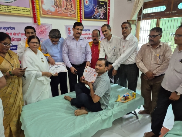 रक्तदान करते लोग