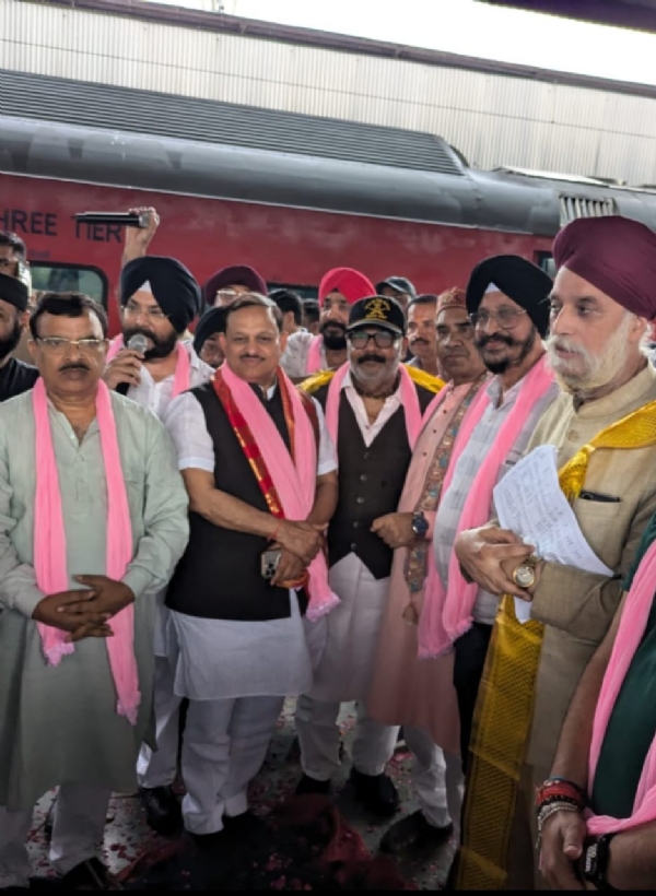 उप्र सिख फाउंडेशन ने 150 तीर्थ यात्रियों को मुफ्त हरमिंदर साहिब अमृतसर किया रवाना