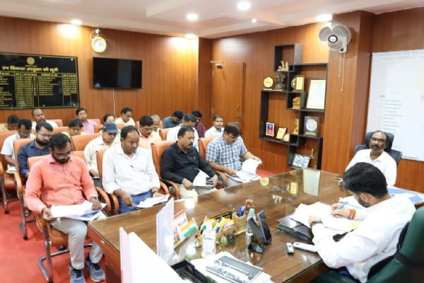 योजनाओं को गुणवत्तापूर्ण और ससमय पूर्ण करायें अधिकारी: उप विकास आयुक्त