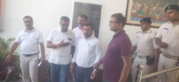 बेतिया में एक लाख रिश्वत लेते जिला मत्स्य पदाधिकारी  गिरफ़्तार