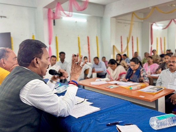 सांवेर विधानसभा क्षेत्र में चल रहे विभिन्न विकास कार्यों की समीक्षा बैठक