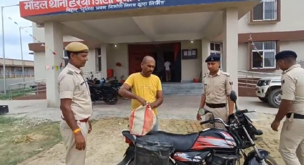 बाइक सहित गिरफ्तार शराब तस्कर