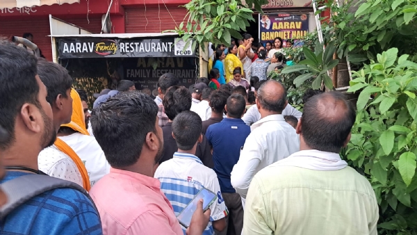 घटना स्थल पर उमड़ी भीड़