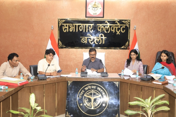 कलेक्ट्रेट सभागार में खाद एवं रसद विभाग की समीक्षा बैठक की अध्यक्षता करते जिलाधिकारी अविनाश सिंह