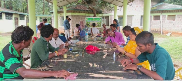 बारनवापारा में बांस आभूषण एवं शिल्पकला निर्माण संबंधी कार्यशाला
