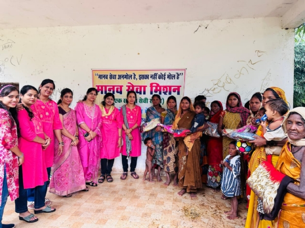 कोरबा : मानव सेवा मिशन ने पहाड़ी कोरवा महिलाओं को तीज पर्व के लिए साड़ी एवं बच्चों को शिक्षण सामग्री वितरित किए