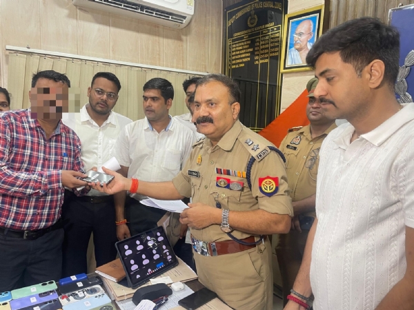मोबाइल देते पुलिस उपायुक्त मध्य श्रवण कुमार सिंह