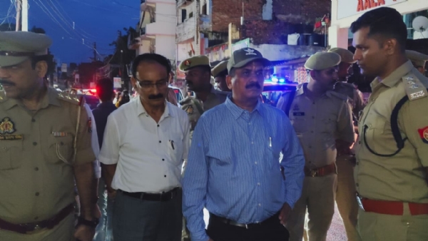 मौके पर पहुंचे जिलाधिकारी डॉ दिनेश चंद्र सिंह
