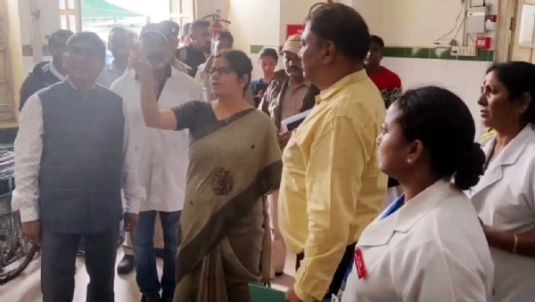 बीडी पांडे जिला चिकित्सालय में चिकित्सकों से व्यवस्थाओं की जानकारी लेतीं डीएम वंदना सिंह।