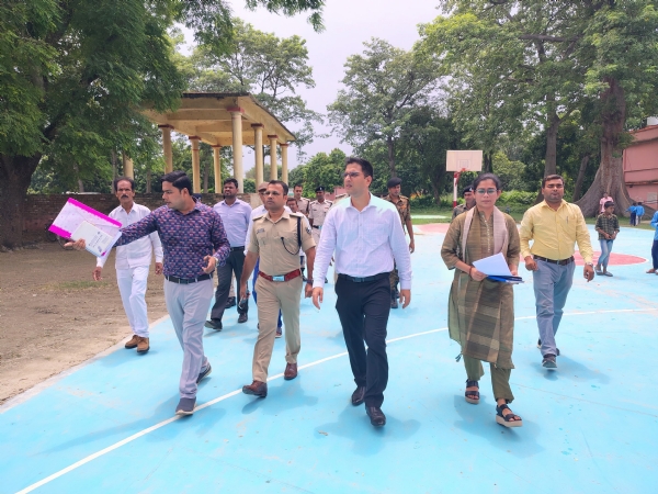 डिस्पैच सेंटर का निरीक्षण करते डीएम एसपी व अन्य