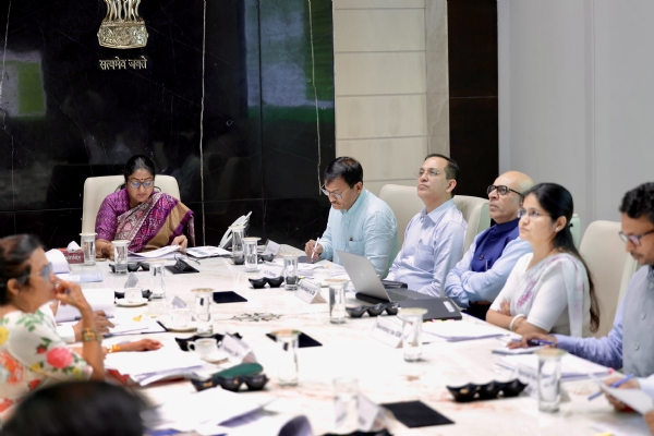 दिल्ली सचिवालय में अधिकारियों के साथ मुख्यमंत्री विकास निधि (सीएमडीएफ) और विधायक स्थानीय क्षेत्र विकास (एमएलए-एलएडी) योजनाओं के संबंध में समीक्षा बैठक  करती मुख्यमंत्री रेखा गुप्ता