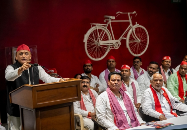 पार्टी मुख्यालय में आयोजित प्रजापति समाज के कार्यक्रम में बोलते अखिलेश यादव