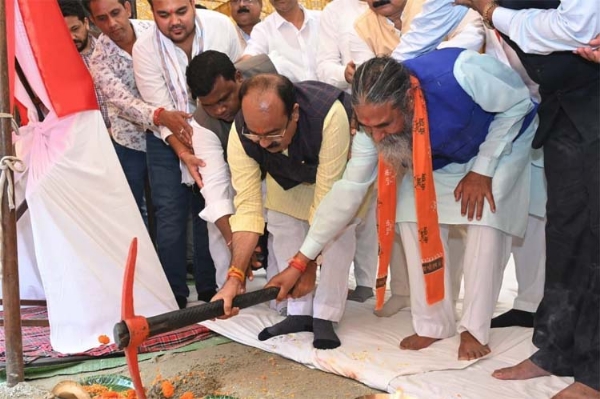उप मुख्यमंत्री अरुण साव नालंदा परिसर (सेंट्रल लायब्रेरी-सह-रीडिंग जोन) का भूमिपूजन करते हुए