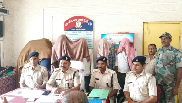 गिरफ्तार आरोपितों को जानकारी देते अधिकारी