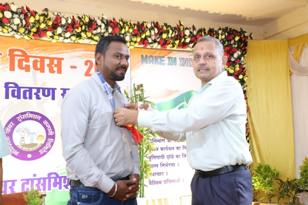 40 मीटर ऊँचाई, गहरी खाई और 90 मीटर मंकी क्रॉलिंग...इंटरस्टेट ट्रांसमिशन लाइन पर सुधार करने वाले  सम्मानित