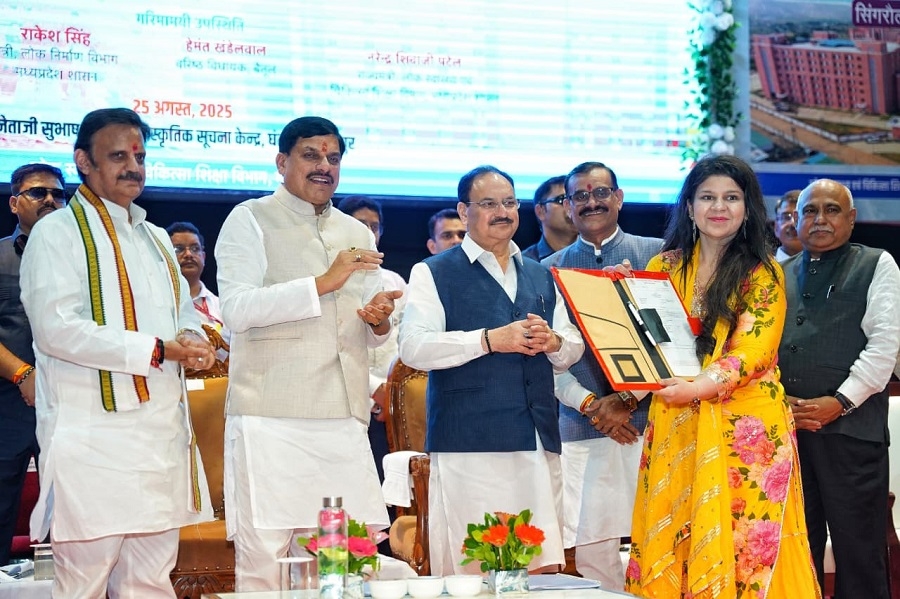 पीपीपी मॉडल के 4 नवीन शासकीय चिकित्सा महाविद्यालय स्थापना संबंधी अनुबंध का आदान प्रदान हुआ।