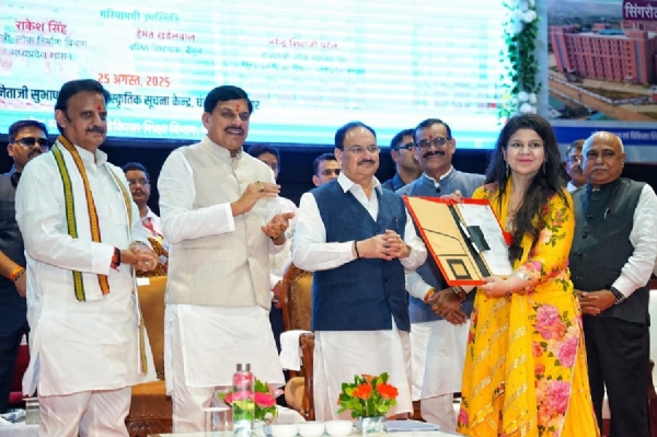 पीपीपी मॉडल के 4 नवीन शासकीय चिकित्सा महाविद्यालय स्थापना संबंधी अनुबंध का आदान प्रदान हुआ।