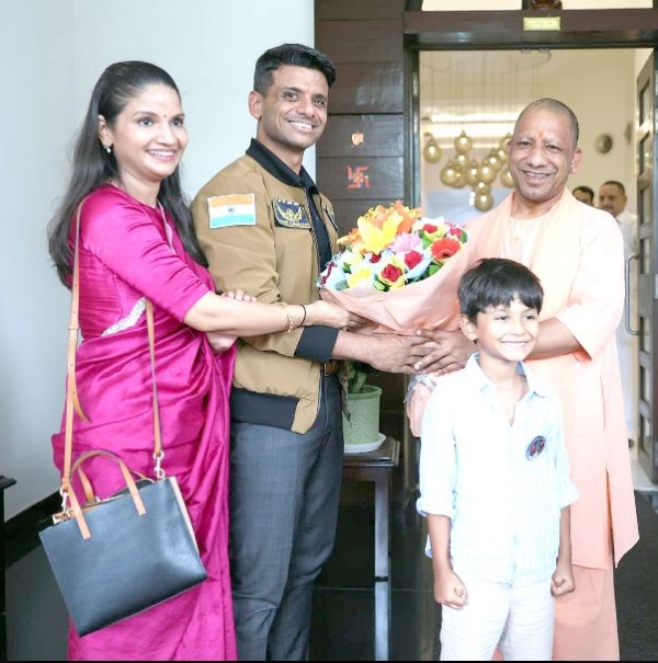 मुख्यमंत्री योगी से सपरिवार मिलते शुभांशु शुक्ला