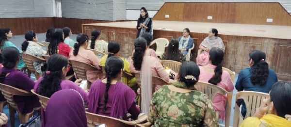 महिला कर्मचारियों को दी अधिनियम की जानकारी