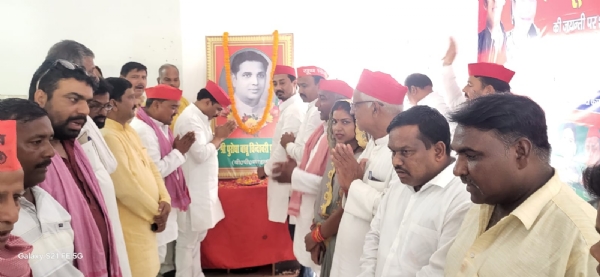 सपा कार्यालय पर मनाई गई बिहार के पूर्व मुख्यमंत्री बी.पी. मंडल की जयंती*