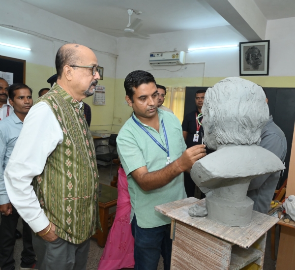 राज्यपाल रमेन डेका खैरागढ़ प्रवास के दौरान निर्माणाधीन प्रतिमा का अवलोकन करते हुए