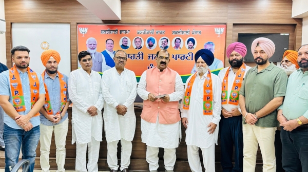 पंजाब के सेवानिवृत्त एसडीएम भाजपा में शामिल हाेते हुए
