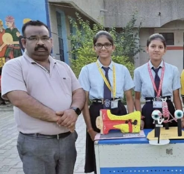 शिक्षक संतोष कुमार चौरसिया विद्यार्थियों के साथ