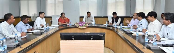आबकारी मंत्री लखनलाल देवांगन ने आज आबकारी विभाग की समीक्षा बैठक लेते हुए