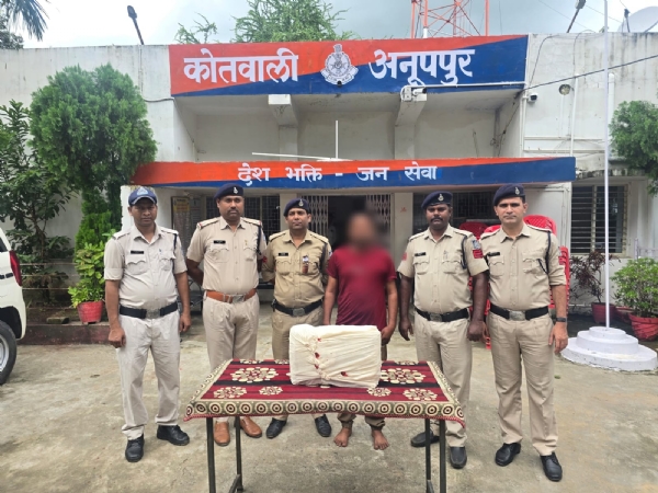 गिरफ्तार  युवक