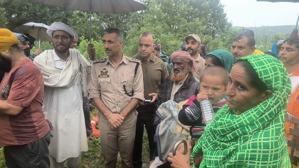 04 persons including a minor trapped in flash floods in River Ravi were rescued