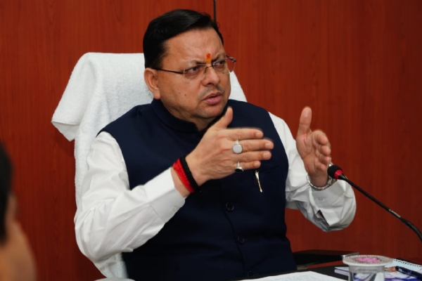 मुख्यमंत्री पुष्कर सिंह धामी राज्य आपदा परिचालन केंद्र देहरादून में बैठक लेते हुए।