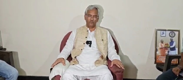 हरिद्वार सांसद त्रिवेंद्र सिंह रावत पत्रकारों से बातचीत करते ।