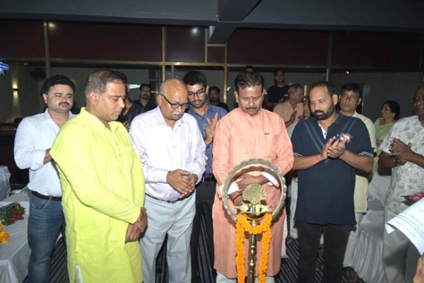 दीप प्रज्ज्वलित करते महापौर