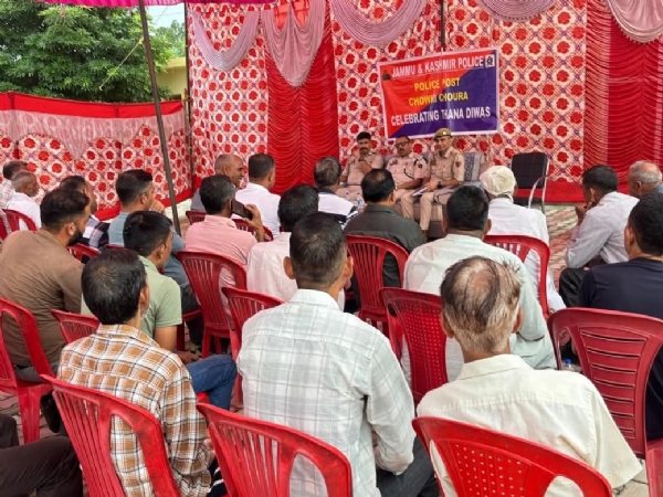 बैठक में भाग लेते हुए लाेग्