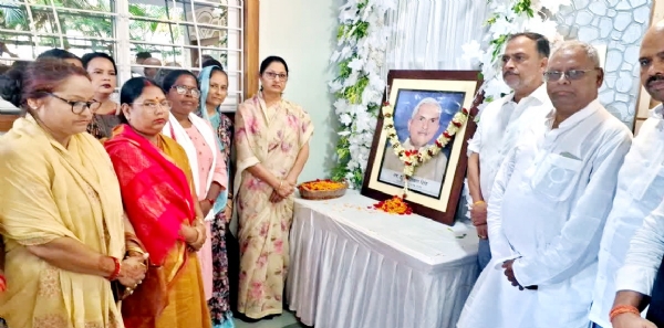 ध्रूव नारायण सिंह श्रद्धांजलि देती केंद्रीय महिला एवं बाल विकास मंत्री अन्नपूर्णा देवी