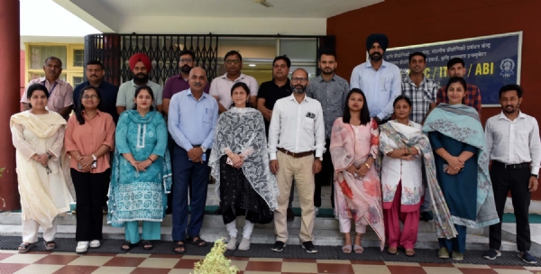 आईवीआरआई में वर्मीकम्पोस्टिंग विषय पर प्रशिक्षण कार्यक्रम का शुभारंभ करते संयुक्त निदेशक डॉ. रूपसी तिवारी एवं अन्य अधिकारी।