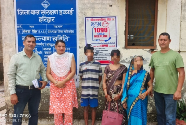 बालक को परिजनों के सुपुर्द करते हुए