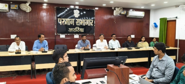 अररिया फोटो:डीएम अनिल कुमार बैठक करते