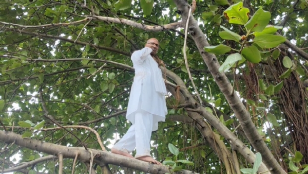 फोटो कैप्शन 25आरटीके1 : सेक्टर छह स्थित बाग में विभाग की कारवाई के विरोध में पेड पर चढ़ा बुजुर्ग