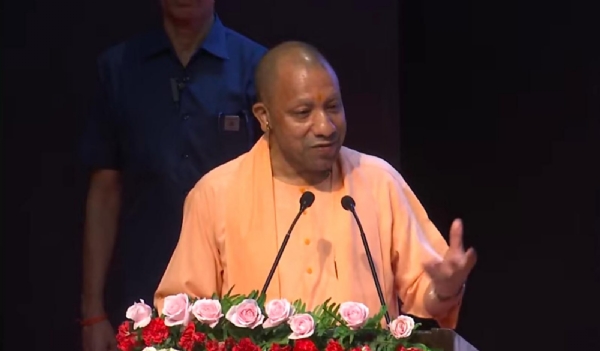 नागरिक अभिनंदन समारोह में बाेलते सीएम याेगी आदित्यनाथ