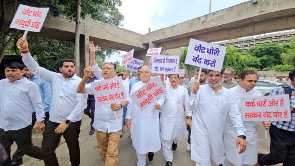 हरियाणा के पूर्व मुख्यमंत्री भूपेंद्र हुड्डा व अन्य विधायक पैदल मार्च करते हुए