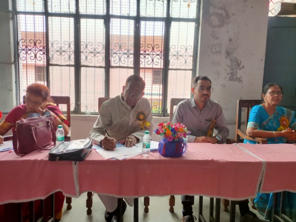 आर्य कन्या इंटर कॉलेज मुरादाबाद में जनपद स्तरीय कला उत्सव में मंचासीन एडीआईओएस व निर्णायक मंडल।